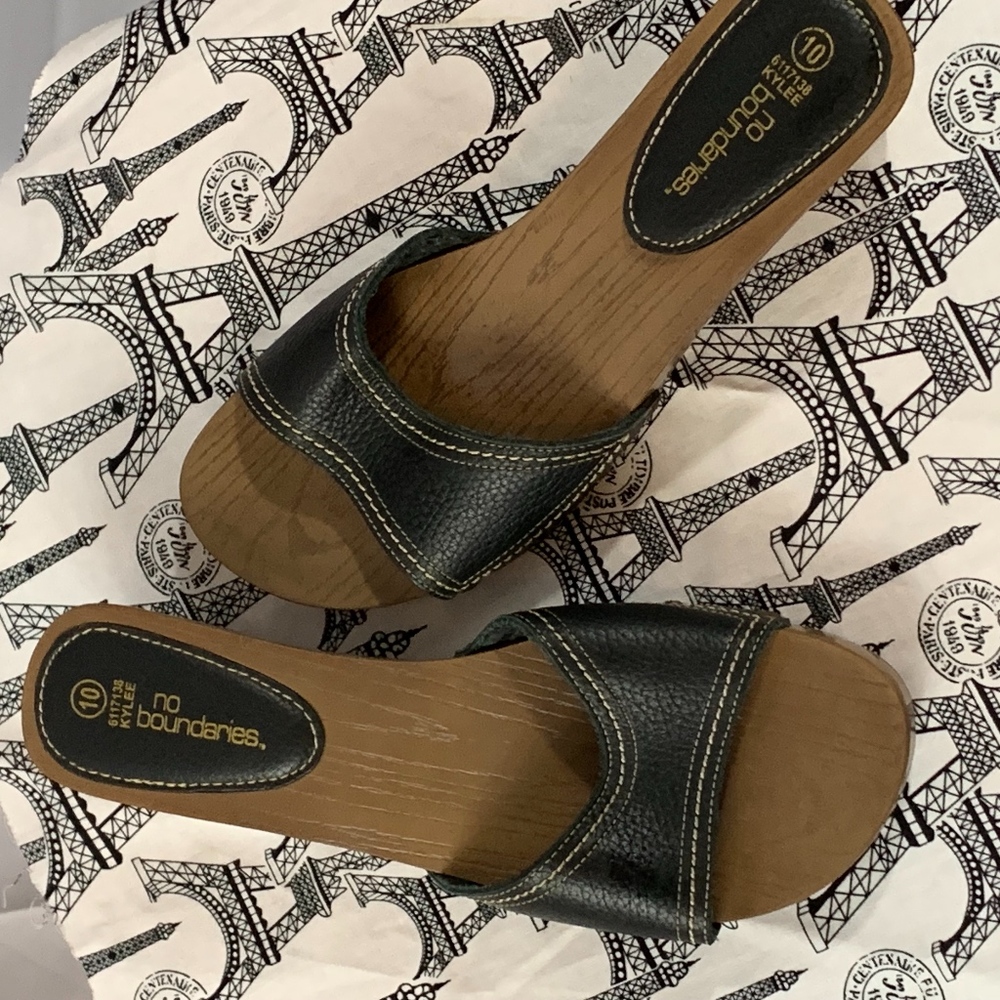 NWOT. faux wood black leather sandals